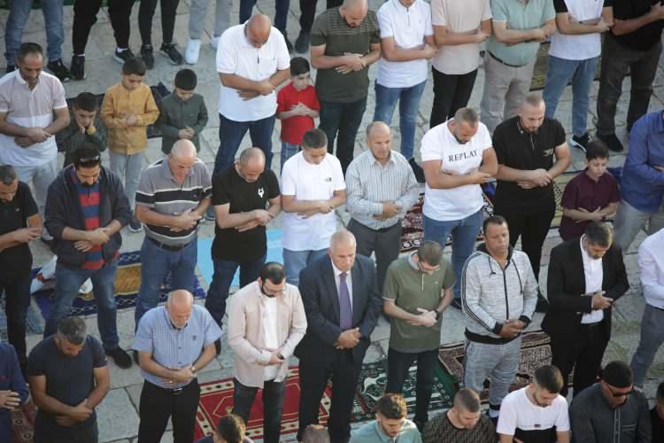 <p>Binlerce Filistinli ve yabancı Müslüman, bayram namazı için sabahın erken saatlerinde Mescid-i Aksa'ya akın etti.</p>
