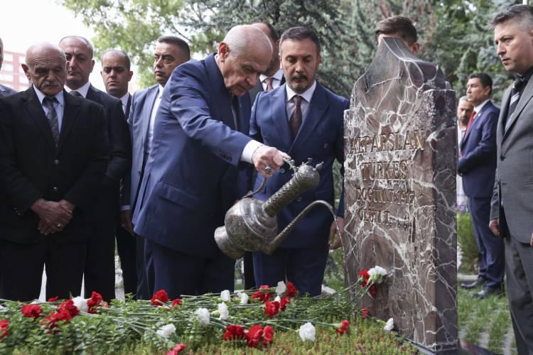 <p>MHP Genel Başkanı Devlet Bahçeli, Kurban Bayramı namazının ardından MHP'nin kurucu Genel Başkanı Alparslan Türkeş'in Beştepe'deki anıt mezarını ziyaret etti.</p>
