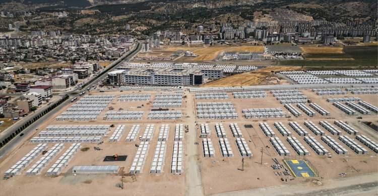 <p>Altyapı çalışmalarının devam ettiği ve konteynerlerin kurulumunun gerçekleştirildiği bölgede, sosyal alanların yanı sıra çocuklar için oyun parkları da yapılacak.</p>
<p>Bölgede etkili olan sıcak havaya rağmen ekipler, 2 bin 900 konteynerin yerleştirildiği 57 futbol sahası büyüklüğündeki alanı hazır hale getirmeye çalışıyor.</p>