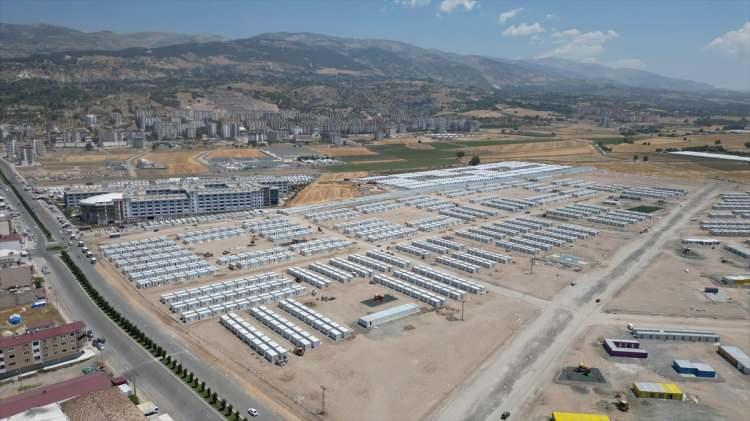 <p>Depremden etkilenen iller içinde en büyük konteyner kentlerden birinin Kahramanmaraş'ta kurulduğuna dikkati çeken Temur, yaraların hızla sarılması için ellerinden geleni yaptıklarını ifade etti.</p>