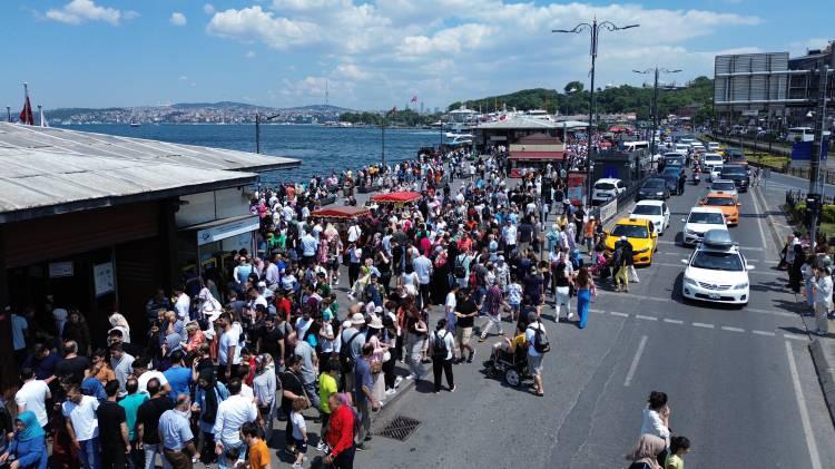 <p>İstanbul'da kalan vatandaşlar, Kurban Bayramı'nın 3. gününde Eminönü'ne akın etti.</p>
