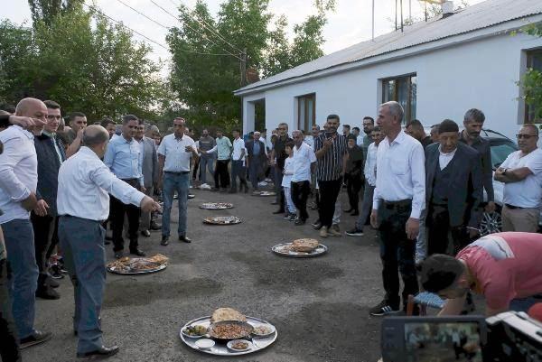 <p>Geleneği pandemi sürecinde de kontrollü olarak sürdürdüklerini ifade eden köylülerden Mustafa Kaya, “Yıllardır burada kendi bayram geleneğimiz var. Bayramlarda şehir dışında yaşayan akraba ve arkadaşlarımızla birlikte tüm köy halkı burada toplanıyor. Bu geleneğimiz bizden değil ta dedelerimizden kalan bir gelenektir. Bizde devam ettiriyoruz. Türkiye'de de bir pandemi döneminden geçtik ama o dönemde bile Divan geleneğimizi kontrollü olarak sürdürdük. İnşallah gelecek nesiller de aynı şekilde devam ettirir” dedi.</p>
