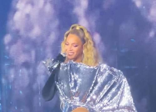 <p><span style="color:#2F4F4F"><strong>Beyonce sahneye çıktığında heyecandan ağlayan Pelin Akil Altan, </strong></span><span style="color:#4B0082"><strong>"Nasıl eğlendiğimi anlatamam. O gerçek bir kraliçe"</strong></span><span style="color:#2F4F4F"><strong> şeklinde yorum yaptı.</strong></span></p>
<p> </p>