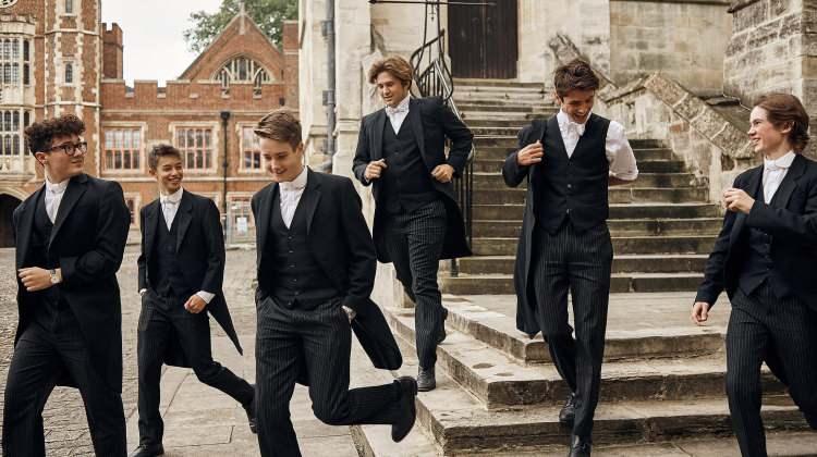 <p><span style="color:#000000"><strong>Eton Collage'in yöneticilerinden Lord William Weldgrave geçtiğimiz yıl İngiliz Daily Mail gazetesine verdiği bir demeçte Eton'ın zamanı gelince karma eğitime geçeceğini vurgulamıştı. </strong></span></p>