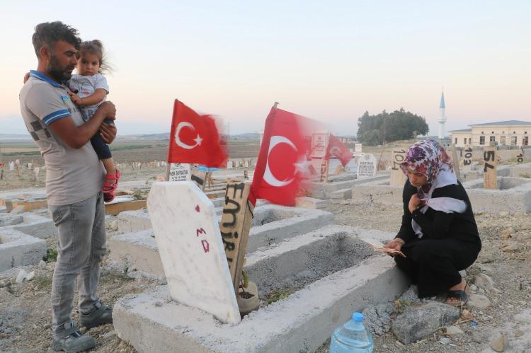 <p>“BAYRAM ÖNCESİ TEYZEMİN YANINA GELDİK”</p>
<p>Bayram öncesi teyzesinin mezarını ziyaret eden Mustafa Zengin, “Bugün bayram öncesi teyzemin yanına geldik. Ziyaret edelim hem de onun mezarına çiçek ekelim istedik. Duamızı ettik ve teyzemi unutmadık. O günleri de unutmadık” dedi.</p>