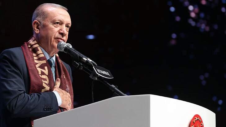 <p><span style="color:#000080"><strong>Takvim gazetesinin haberine göre; Başkan Erdoğan'ın bu konuda özel istediğinin olduğunu söyleyen sanatçı, özellikle İstanbul üzerinde durdu. Erdoğan'ı, İstanbul'un bir simgesi olarak gördüğünü ifade eden Arzen, bu noktada yeni bir beste geleceğini müjdeledi.</strong></span></p>
<p> </p>