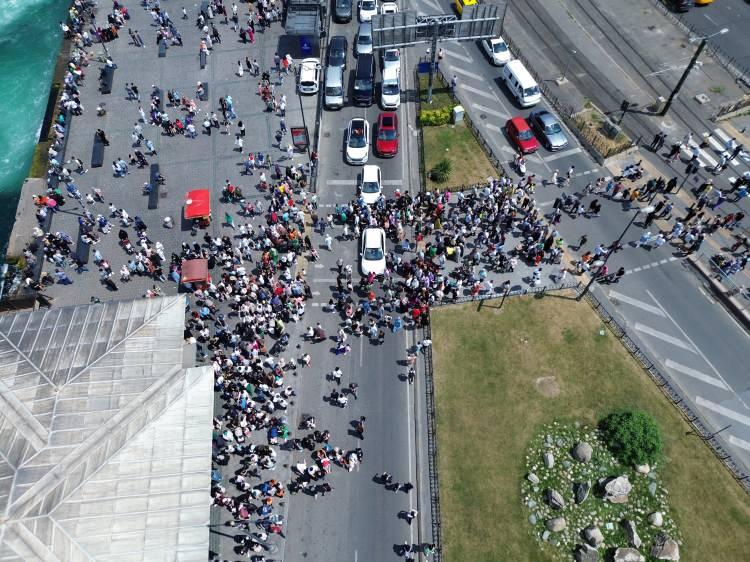 <p>Eminönü'nden yapılan boğaz turu ve vapur seferleri de ücretsiz olunca vatandaşların oluşturduğu yoğunluk daha da arttı. </p>
