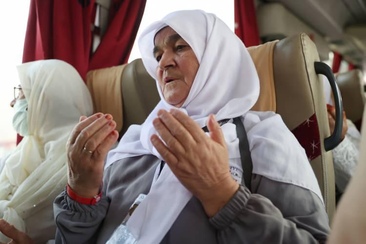 <p>Diyanet İşleri Başkanı Ali Erbaş, Diyanet İşleri Başkanlığının "2023 Hac Organizasyonu" kapsamında Mekke'deki "Aziziye 1, 2, 3, Şişe ve Merkeziye" bölgelerindeki servis ekip başkanlarına çevrim içi bağlanarak, hacı adaylarının Arafat'a taşınması talimatını verdi.</p>
