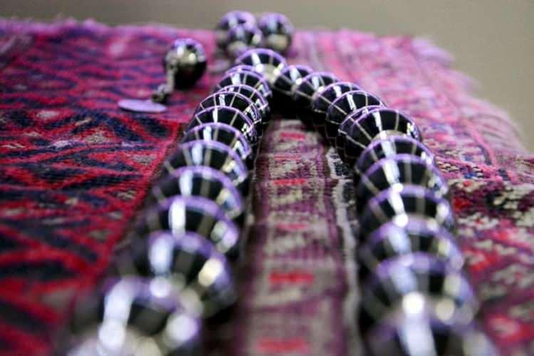 <p>Katılımcıların yüzde 11,45’lik bir kısmı ise bu konuda görüşlerini ifade etmedi. Oltu Taşı ürünlerin tasarım ve ürün çeşitliliğini değerlendiren soruya verilen yanıtlara göre katılımcıların yüzde 32,14’ü Oltu taşından yapılmış tasarım ürünlerini ve bunların çeşitliliğini yeterli bulurken katılımcıların yüzde 56,55’i bu fikre katılmadı ve bu alanda eksiklik olduğunu ve yeni tasarım ürünleri ve çeşitliliğinin artırılması gerekliliğini savundular. </p>
