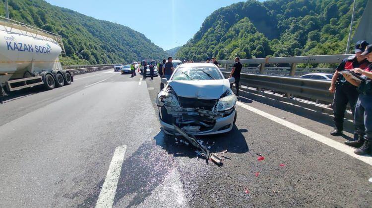 <p>Öte yandan kaza nedeniyle Anadolu Otoyolu’nun İstanbul yönünde uzun araç kuyrukları oluştu. </p>