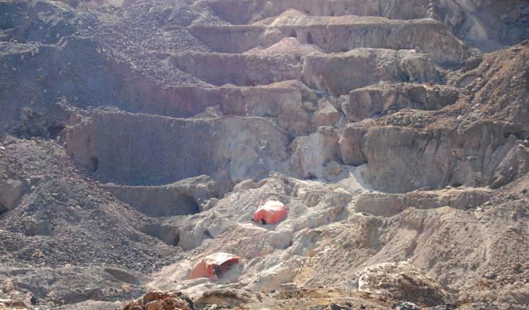 <p>Ülkenin ana madencilik alanları Katanga ve Kivu'da toplanmış durumda. Katanga'da kobalt ve bakır, Kivu'da ise altın ve elmas çıkarılıyor.</p>

<p>Madencilik sektörü genel olarak ülkenin gayri safi hasılasının yüzde 18'ini karşılıyor. Ancak ülkede herkes biliyor ki Kongo'da madenciliğin büyük kısmı gayri resmi olarak gerçekleştiriliyor. Ticaretin büyük kısmı aslında kaçakçılık şeklinde yapılıyor.</p>
