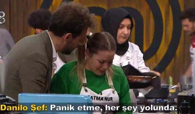 <p><strong>Kanayan parmağını tutan Fatma Nur, "Çok kanıyor" diyerek gözyaşlarına boğuldu.</strong></p>
