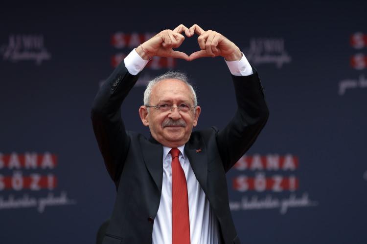 <p>CHP Genel Başkanı Kemal Kılıçdaroğlu'nun ailesi ile birlikte Antalya'da geceliği 316 bin liralık VIP villada tatil yapması gündeme bomba gibi düştü.</p>
