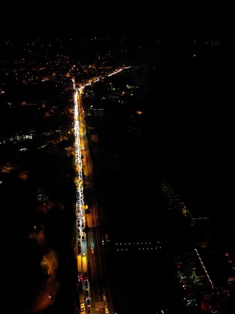 <p>Sabahın erken saatlerinde Sarp Sınır Kapısı'nda başlayan yoğunluk gün boyu devam ederken, gece 00.00 itibariyle yurt dışı kayıt ücreti yeni tarifesiyle işlem görmeye başladı.</p>
