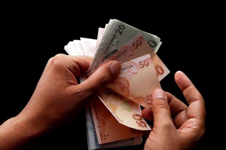 <p>Halen aile yardımı dâhil 11 bin 848 lira olan en düşük memur maaşı yaklaşık yüzde 85.68 artışla 22 bin lira olacak.</p>
