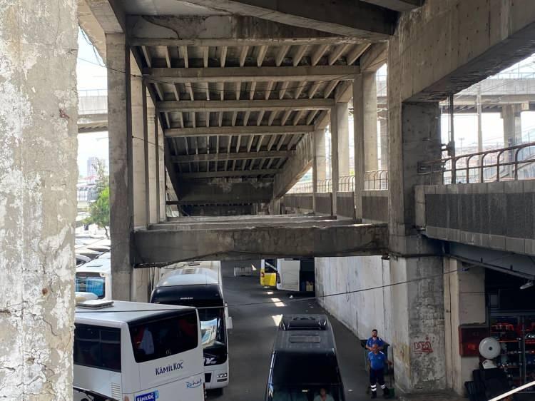 <p><strong>"OTOGAR BERBAT KOKUYOR"</strong></p>
<p>Otobüs Şoförü olarak Salih Belgen, “Otogarın alt katlarının durumu vahim. Yapı sağlamlığı denen bir şey kalmamış ortada. Kolonlara baktığınız zaman her şeyin ortada olduğunu görüyorsunuz. Otogar berbat kokuyor, kokudan duramıyorsunuz. Hizmet denilen bir şey yok burada. Ben güvenlik endişesi ile araçta bile gece kalmaya çekiniyorum. Şimdi gösteriş olarak bir şeyler yapıyorlar. Herkes tuvaletini bir yere yapıyor, burada kimse tuvalete gitmiyor. Otoparka para verip giriyoruz, hapçısı ayrı tinercisi ayrı dert” ifadelerini kullandı.</p>
