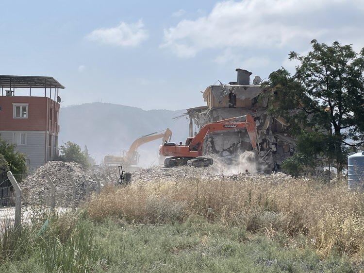 <p>Antakya, Defne, Altınözü, İskenderun, Hassa, Samandağ, Kırıkhan, Belen, Reyhanlı, Arsuz, Yayladağı ve Erzin ilçelerinde depremlerin ardından yıkım kararı verilen ağır hasarlı binalarda çalışma yürütüldü.</p>