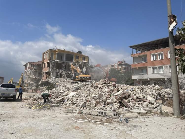 <p><strong>İŞ MAKİNELERİYLE YIKIM SÜRÜYOR</strong></p>
<p> </p>
<p>Ekiplerce çevresinde güvenlik önlemi alınan binalar, kontrollü şekilde iş makineleriyle yıkıldı.</p>