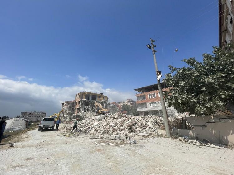 <p>İşlemin ardından kamyonlara yüklenen molozlar, enkaz döküm alanlarına taşındı.</p>
