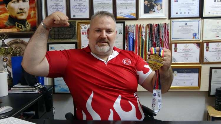 <p>HEDEF OLİMPIYAT ŞAMPİYONLUĞU</p>

<p> </p>

<p>Hedefinin olimpiyat şampiyonluğu olduğunu kaydeden Burunlular, "Bizim bilek güreşi paralimpik olmadı. Para olarak geçiyor. Paralimpik olsun diye bekliyoruz. Çünkü bilek güreşi sevdiğim bir spor, hem engelim ve kiloma göre bana yakışan bir spor.</p>
