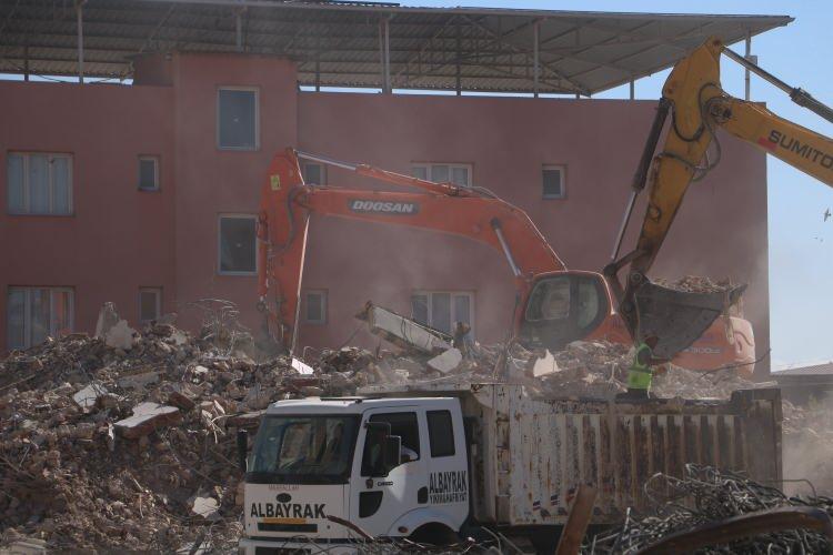 <p>İş makinası operatörü Haluk Yaymaz da, "Bayram tatilini aileleriyle geçirmenin kendilerine iyi geldiğine değinerek, “9 günlük bayram tatilinin ardından bu gün işe başladık. </p>