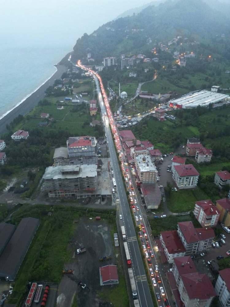 <p>Sınır kapısındaki yoğunluk bölgede trafiği de olumsuz etkilerken, tır kuyruğunu görmeye alışık olduğumuz bölgede Sarp Sınır Kapısı'ndan Hopa ilçesine 20 kilometrelik araç kuyruğu oluştu. </p>
