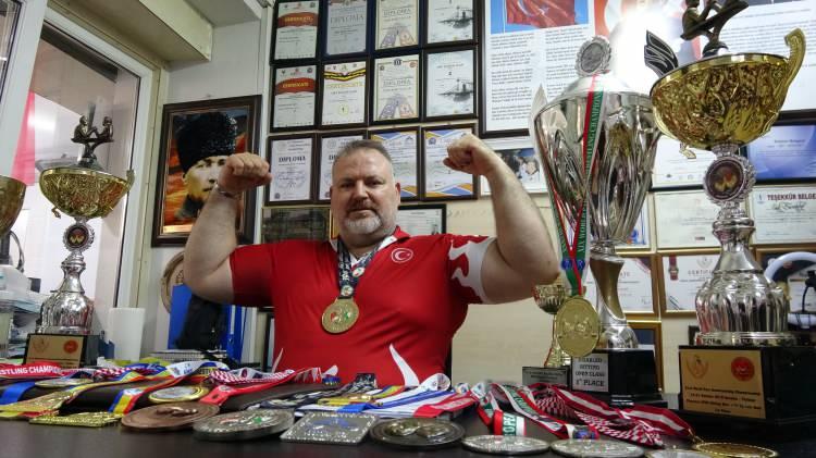 <p>Ancak paralimpik spor olmadığı için de olimpiyatlara katılamıyoruz. Hedefim olimpiyatlar. Ben de ikinci branş olarak gülleyi seçtim. Mersin'de 2022 yılında Atletizm Şampiyonası'na katıldım. Orada Türkiye şampiyonu oldum. Oturduğum yerden klasmanım ve engelim gereği 8 metre 49 santim attım. Orada Türkiye şampiyonu olup, Avrupa Şampiyonası ve Dünya Şampiyonası'na gidecektim. Maalesef Japonya'da gerçekleşecek olan Avrupa ve Dünya Şampiyonası korona virüsün artması sebebiyle iptal oldu. Sonrasında atletizmle ilgili de Türkiye Şampiyonası ve milli takım seçmeleri yapılmadığı için katılamadık. Hedefimiz olimpiyatlar ama bununla ilgili etkinlik veya şampiyona düzenlemedikleri için olimpiyatlara gidemiyoruz" diye konuştu.</p>