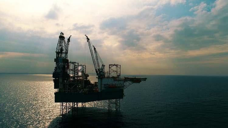 <div>- LİBYA, OPEC’IN PETROL ÜRETİMİNİ AZALTMA KARARININ DIŞINDA TUTULDU</div>
<div> </div>
<div>Libya’nın Petrol İhraç Eden Ülkeler Örgütü’nün (OPEC) geçen yıl aldığı “petrol üretimini azaltma kararının” dışında tutulduğunu hatırlatan Avn, Libya’nın ihtiyaçları için finansmana gereksinim duyduğunu, günümüz ekonomik şartlarında petrol üretiminin azaltılması kararının zaten uygulanamayacağını kaydetti.</div>