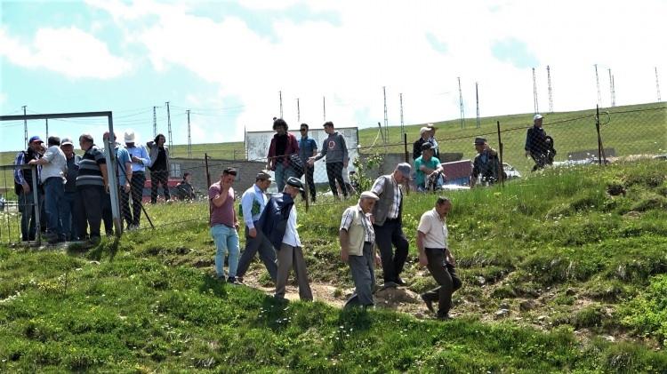 <p>Yaz mevsimiyle birlikte Cuma günleri yaylada kurulan halk pazarı nedeniyle çevre il, ilçe, köy ve yaylalardan Kadırga'ya akın eden vatandaşlar tabanı doğal çimden oluşan ve etrafında sadece duvar olan üzeri açık camide Cuma namazını kılıyor. Yaylaya adını veren Kadir Ağa'nın mezarının da bulunduğu Kadirkaya'nın yamacında kurulu ve etrafında onlarca obanın yer aldığı Kadırga yaylasına Gümüşhane, Trabzon ve Giresun illerinden yaz aylarında yoğun talep oluyor.</p>
