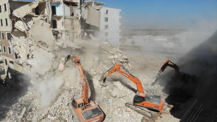 <p>Alayrak, “Bayramda evimize gittik, ailemizle bayramlaştık. 9 günlük tatilin ardından işimizin başına geldik. Yıkımlar çok zor, keşke deprem olmasaydı. Rabbim bir daha yaşatmasın. Duygusal bir yıkım, çocukların oyuncakları ve eşyaları çıkıyor” dedi.<br />
</p>
