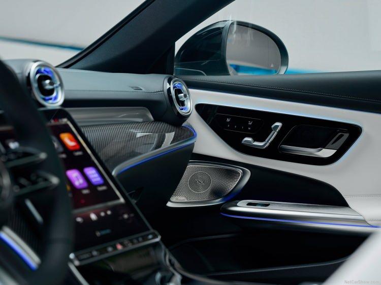 <p>Alman otomotiv devi Mercedes merakla beklenen yeni modeli CLE'yi tanıttı.</p>
