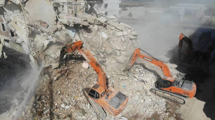 <p>Depremin vurduğu Hatay’da 9 günlük Kurban Bayramı tatilinin ardından hasarlı binaların yıkımları kaldığı yerden devam etmeye başladı, iş makinelerinin sesleri tekrar yankılandı.</p>