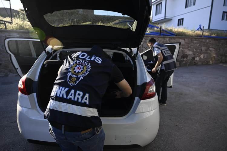 <p>17 şüphelinin gözaltına alındığı operasyonda, 58 senet, 7 para alışverişlerinin tutulduğu doküman, 5 ruhsatsız tabanca, 288 fişek ele geçirildi.</p>