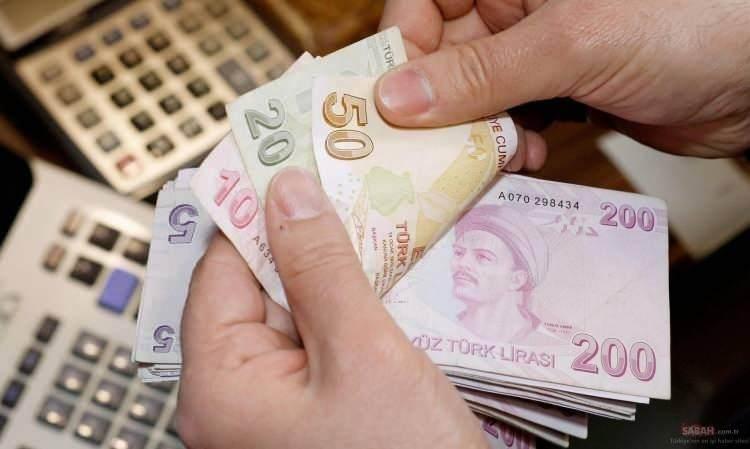 <p>İlk düzenleme asgari ücrete zam adımı oldu. 1 Temmuz'dan itibaren geçerli olacak asgari ücret yüzde 34 artışla net 11 bin 402 olarak belirlendi. Sıra emekli zammı ve memur maaşları düzenlemesine geldi.</p>
