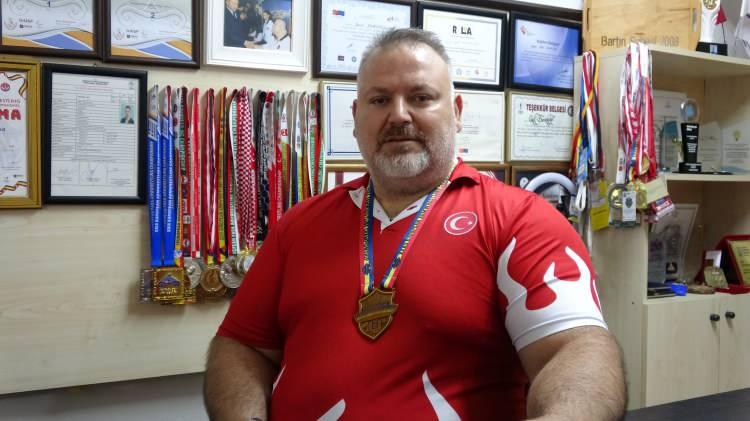 <p>Türkiye Sakatlar Derneği Çanakkale Şube Başkanı ve milli sporcu olan Ümit Burunlular, bilek güreşine 2011 yılında başladı. Bilek güreşi sporunda Avrupa ve dünyada rakiplerine şans tanımadı. Başarılarla dolu bir 12 yıl geçiren Ümit Burunlular'ın bileği bükülmüyor. 12 yılda, 9 dünya birinciliği, 9 Avrupa birinciliği ve 43 Türkiye birinciliği olmak üzere madalyalar ve kupalar kazandı.</p>