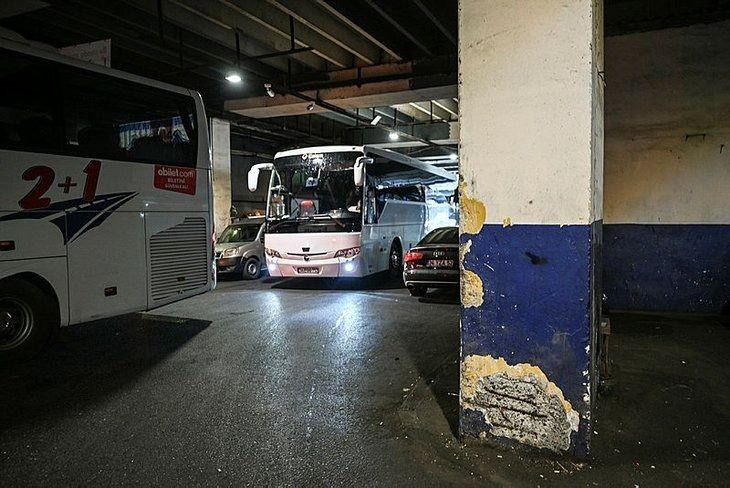 <p>'KÖPRÜ KOLON VE KİRİŞLERDE CİDDİ BİR KOROZYON OLUŞTU'</p>
<p> </p>
<p>Cansız, korozyona maruz kalmış bir demirde her yıl 0,25 milimetre çapında azalma meydana geldiğinin altını çizerek, şöyle devam etti:</p>
<p> </p>
<p>Eğer korozyon engellenmezse ve sürekli devam ederse ortalama 10-15 yıllık süreçte taşıyıcı kolon ve kirişler taşıma güçlerinin yaklaşık yarısını kaybetmektedir. Otogarda bazı köprü kolon ve kirişlerde ciddi bir korozyon oluştuğu gözükmektedir. Bunların önlem alınarak tamir edilmesi gerekmektedir. Bu hususta açıkta olan demirlerin acil bir şekilde koruma betonuyla kapatılarak hava ile temasının kesilmesi gerekmektedir. Ayrıca beton dayanımının C20'den düşük olması durumunda demir açıkta olmasa bile korozyon başlayabilmektedir. Koruma betonuyla kapatılmış olsa bile beton niteliklerinin zayıf olması durumunda hava betonun içine nüfuz ederek içerisindeki demiri korozyona uğratmaya devam eder. Bu gizli korozyon tehlikesini engellemek için belirli aralıklarla en ciddi konumlardaki kolon ve kirişler koruma betonu kaldırılarak demirler tetkik edilmeli, gerekirse koruma betonuna hava geçirmesini engelleyecek katkılar eklenmelidir.</p>
