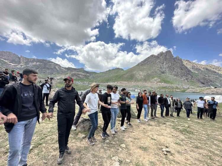 <p>HDP İstanbul İl Başkanı Ferhat Encü, PKK teröründen temizlenen Hakkari'nin Cilo dağında insanların eğlenmesinden rahatsız oldu.</p>