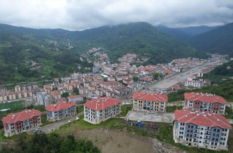 <p>Güler Şen de sevinç ve üzüntüyü bir arada yaşadıklarını belirterek, <strong>"Evlerimiz yapıldı. Allah razı olsun devletimizden, milletimizden. Ev olmayınca olmuyor. Önceden denizi göremiyorduk. Allah razı olsun, çok güzel." </strong>ifadelerini kullandı.</p>
