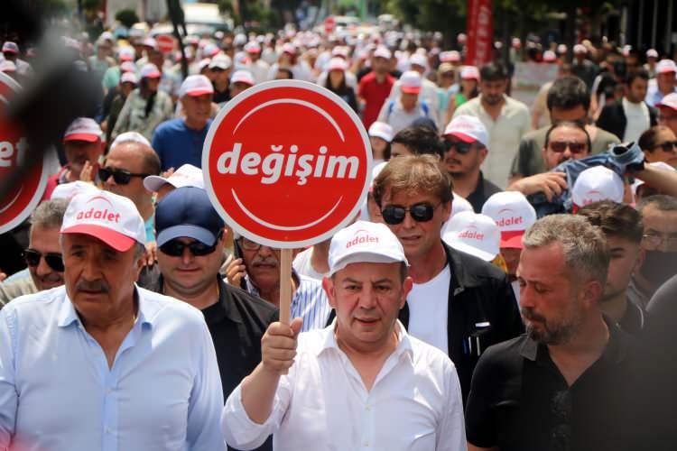 <p><strong>CHP'NİN PEŞKEŞ ÇEKTİĞİ MİHRAKLAR</strong></p>

<p>Saygı duruşu ve İstiklal Marşı'nın ardından, Atatürk heykelinin önünde konuşma yapan Özcan, Atatürk'ten özür dileyerek sözlerine başlayıp, "Atam, şu anda senin kurduğun Cumhuriyet Halk Partisi başarısız insanlar tarafından yönetiliyor. Hatta bu gaflet içindeki CHP yönetimi partiyi 10 Aralıkçılara, Sorosçculara, terör sevicilere ve badem bıyıklılara peşkeş çekmeye çalışıyor. </p>
