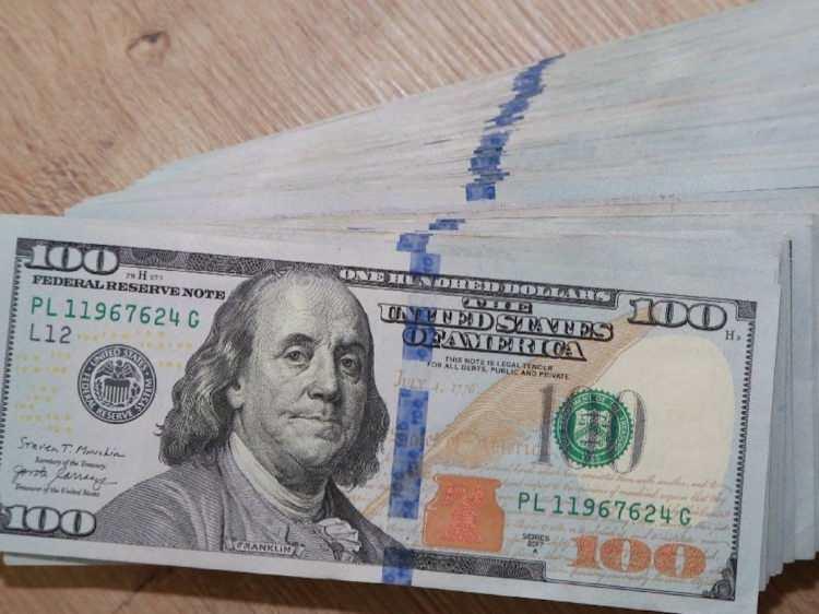 <p>Dolar 26,056'dan işlem görürken euro ise 2,3956'dan el değiştiriyor.</p>