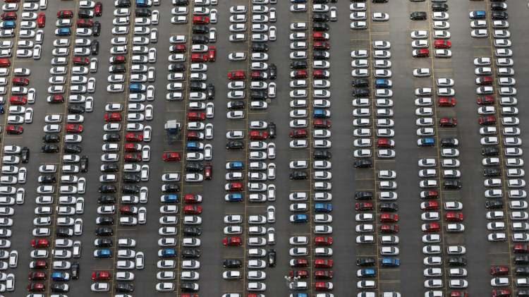 <p>Gewessler, çok daha yüksek hızda araç kullananlar için böyle bir sürecin işlemeyeceğini, şehir içinde belirlenen hız sınırını saatte 80 kilometre, şehir dışında ise 90 kilometre aşan kişilerin araçlarına hemen el konulacağını bildirdi.</p>
<p> </p>