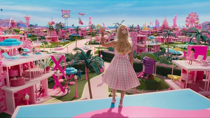 <p><strong>Tüm dünyayı kasıp kavuran Barbie filmi ilginç bir yasaklama ile karşı karşıya geldi. Bu ay 20 Temmuz'da gösterime girecek olan romantik komedi filmi, siyasi gerekçeler sebep gösterilerek Vietnam’da yasaklandığı öğrenildi. </strong></p>
