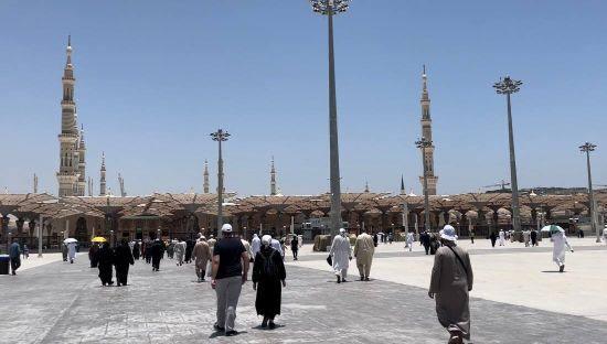 <p>Cuma namazı vaktinin yaklaşmasıyla Mescid-i Nebevi ve çevresinde yoğunluk yaşanırken, Mescid-i Nebevi'nin içinde ve çevresinde yüz binlerce hacı, saf tutarak cuma namazını eda etti.</p>
<p> </p>