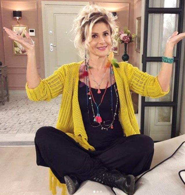 <p><span style="color:#FF0000"><strong>"ARTIK GERÇEKTEN İSYANLARDAYIM"</strong></span></p>
<p><span style="color:#000000"><strong>Herhangi bir televizyon ve sinema projesi teklifi almadığı için zorlandığını söyleyen 52 yaşındaki oyuncu, paylaşımında şu ifadelere yer verdi:</strong></span></p>
<p><span style="color:#000000"><strong>"Kiralık evim kentsel dönüşüme girdi ve ben 3 katı kira ödeyerek başımı sokacak zar zor bir ev bulabildim. Yaşam koşulları hepimiz için gerçekten çok zor ve artık gerçekten isyanlardayım…</strong></span></p>