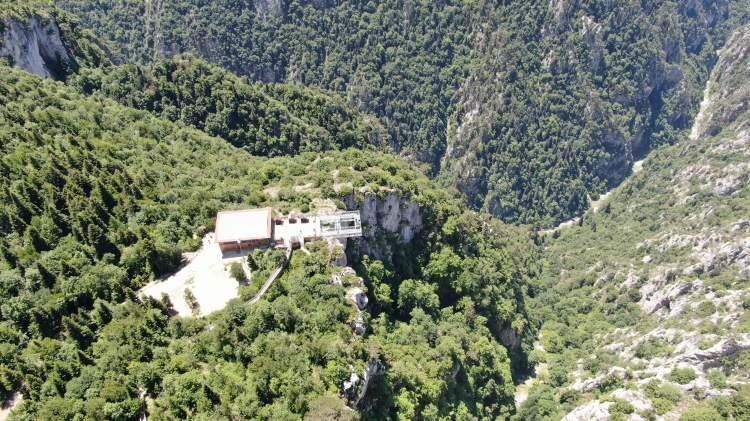<p>Herkesi Kastamonu’yu görmeye davet eden Mehmet Kazım Karaosmanoğlu da, “İstanbul’dan kalkıp Azdavay’da bulunan cam terası görmek için geldim. Yurdumuzun güzel insanlarının bu memleketimin doğa üstü güzelliklerini görmeleri için buralara gelmelerini tavsiye ediyorum. Buralar insanların taşı toprağı gibi özü ve sözü bir olan insanlar. </p>
