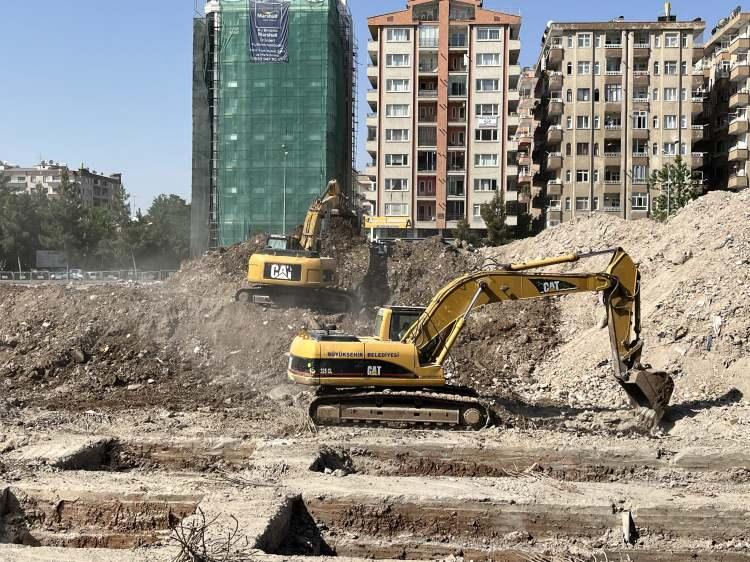 <p>Kahramanmaraş merkezli depremlerde Diyarbakır’da yıkılan Galeria İş Merkezi ve Sitesinde 89 kişi hayatını kaybetmişti. Galeria İş Merkezi ve Sitesinde geçtiğimiz günlerde numune alınması için başlatılan çalışmalarda temeldeki zemin bloklar gözüktü.</p>