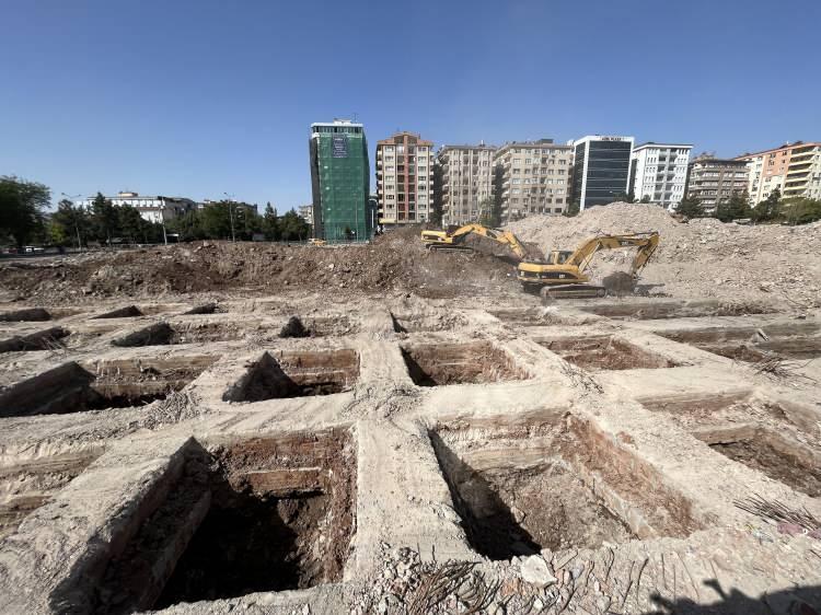 <p>6 Şubat tarihinde Kahramanmaraş’ta meydana gelen iki yıkıcı depremin ardından Diyarbakır’da 89 kişinin hayatını kaybettiği Galeria İş Merkezi ve Sitesinde savcılık kararıyla 3 gün önce zemine inilerek numune alınması için iş makineleriyle çalışma başlamıştı.</p>