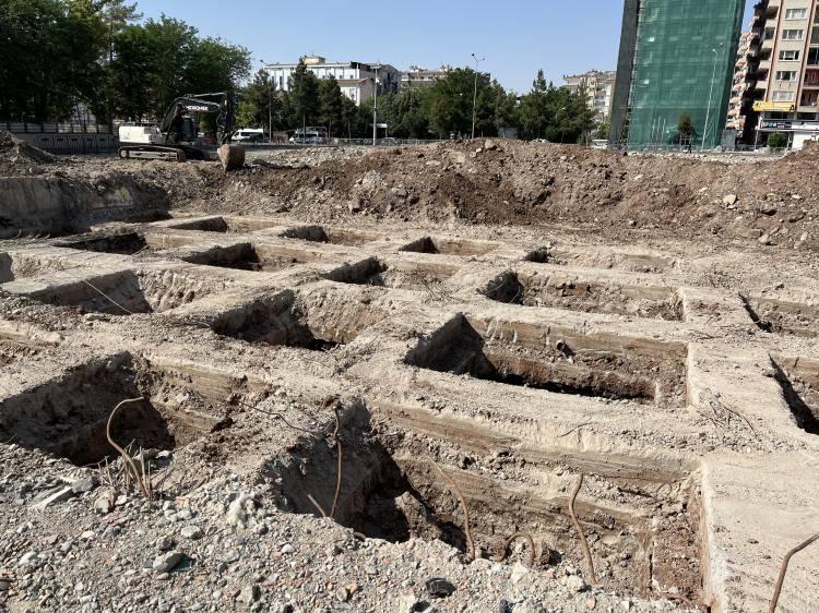 <p>Deprem gecesi merkez Yenişehir ilçesinde 4 bloktan oluşan sitenin B bloku çökmüştü. Kepçelerle kazı çalışmaları ilerledikçe o bölgede temeldeki zeminin blokları gözükmeye başladı.</p>