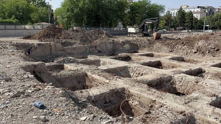 <p>89 kişiye mezar olan sitenin geçtiğimiz aylarda yıkılma sebebini ortaya konulduğu raporda bilgi sahibi olarak ifadesine başvurulan S.S.’nin “Bu site yapılmadan önce arazide Yıldız Otoparkı, Yıldız Yazlık Sinema ve Yıldız Havuzu vardı. Arazi o zaman bataklıktı” sözlerinin ardından zemin değerlendirilmesi için numune alınarak çalışmalarda temele inildi. Öte yandan, kentte yıkılan binalar, 'Deprem Soruşturma Bürosu'nda görevli bir cumhuriyet başsavcısı vekili ve üç savcı tarafından yürütülüyor.</p>