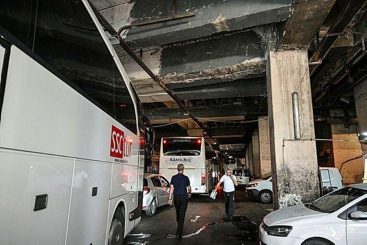 <p>Ağır tonajlı otobüsler gibi diğer araçların da kirişlerde ve kolonlarda ciddi etkilere sebep olduğunu belirten Cansız, şu ifadeleri kullandı:</p>
<p> </p>
<p>Araçlar, betonda ve demirlerde oluşacak yorulma etkisiyle beton dayanımında azalmalara sebep olabilir. Beton dayanımında meydana gelen azalmanın etkisiyle kolon ve kirişlerdeki demirler havayla temas etmekte ve demirlerde korozyon oluşmaktadır. Bazı yıllarda meydana gelen depremlerde hasar gören taşıyıcı kolon ve kirişlerin güçlendirilmemesi durumunda ve sürekli dış çevre koşullarına maruz kalmanın da etkisiyle beton içerisindeki demirlerde korozyon ilerlemektedir.</p>